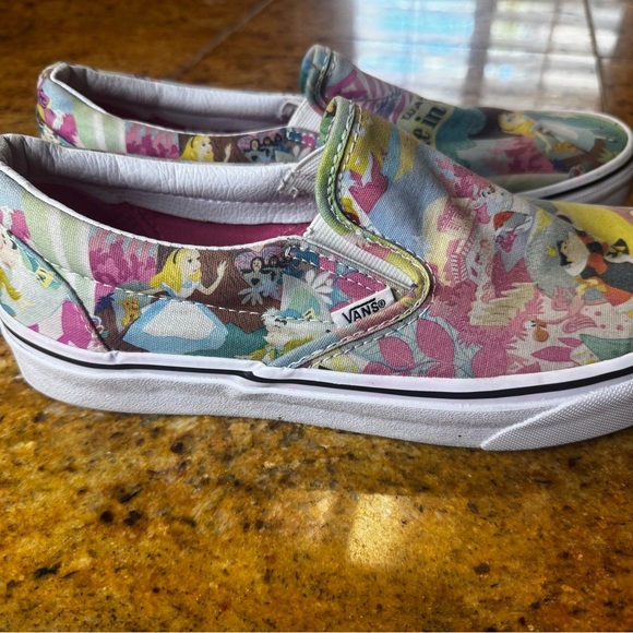Vans x Disney Alice in Wonderland slides 8.5 Men/10.5 W - Picture 4 of 11